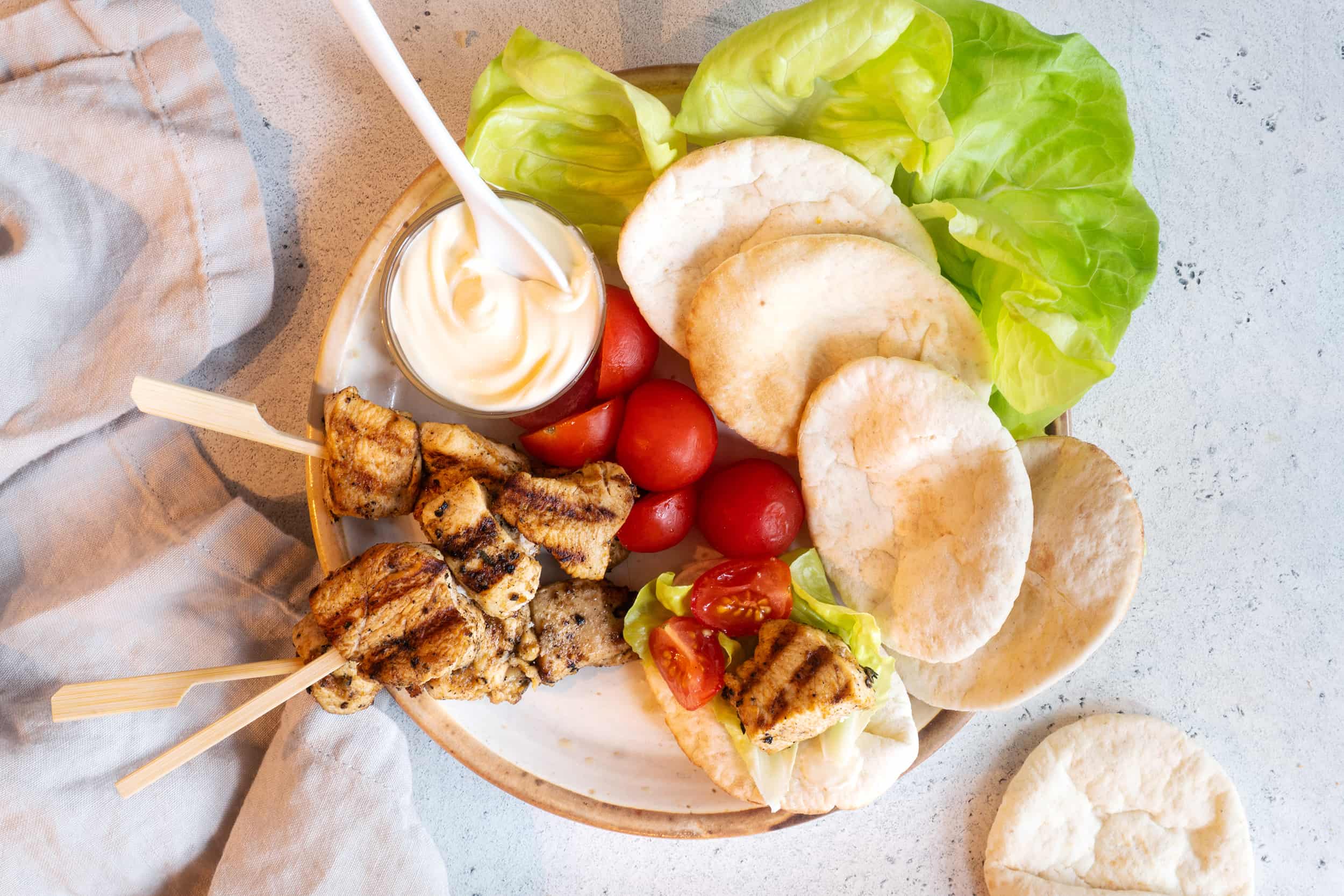 Mini-Pitas with Grilled Garlic Chicken and Cream | Québon
