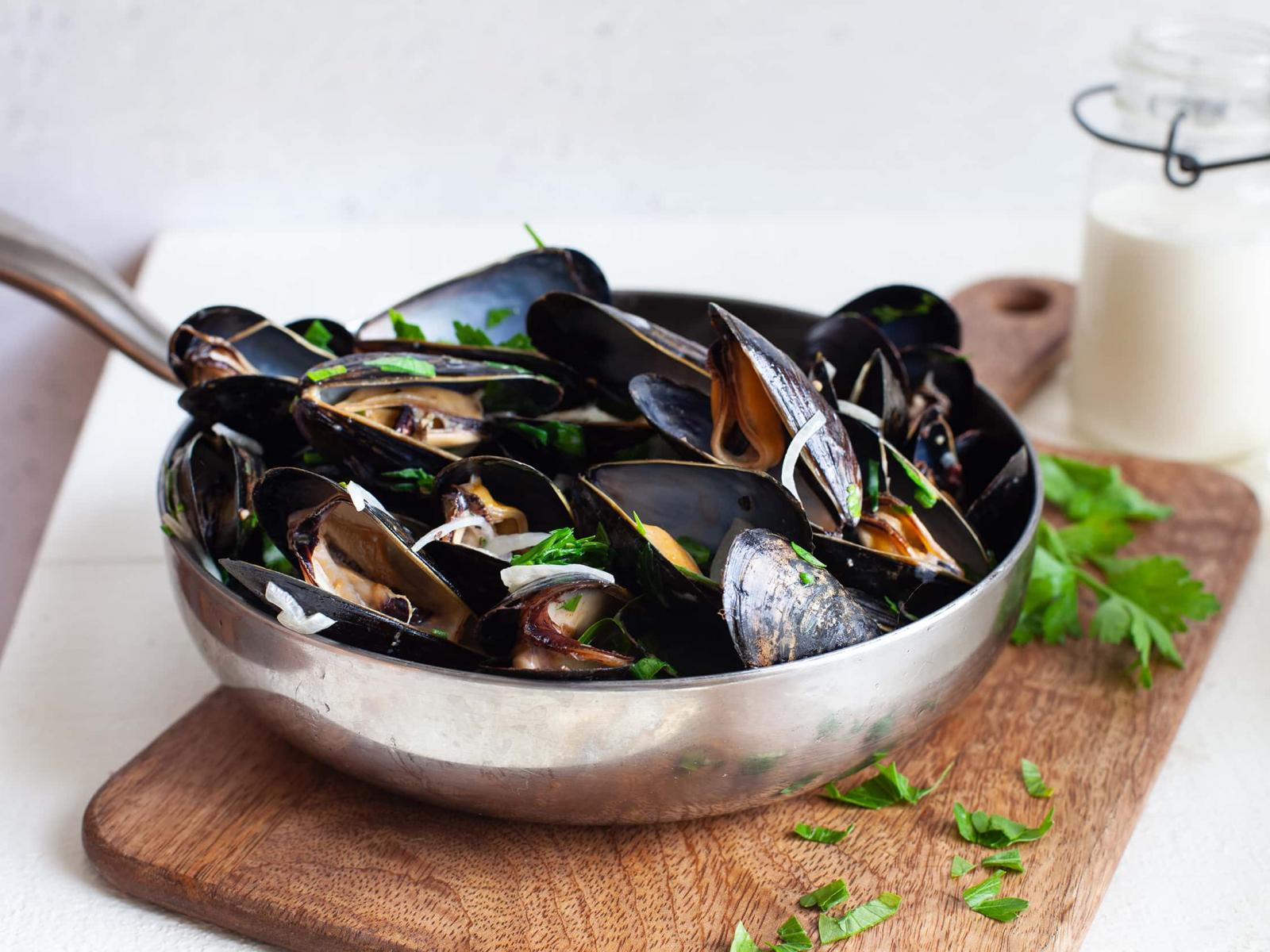 Moules à la crème aux fines herbes - Mussels in a Creamy Herb Sauce