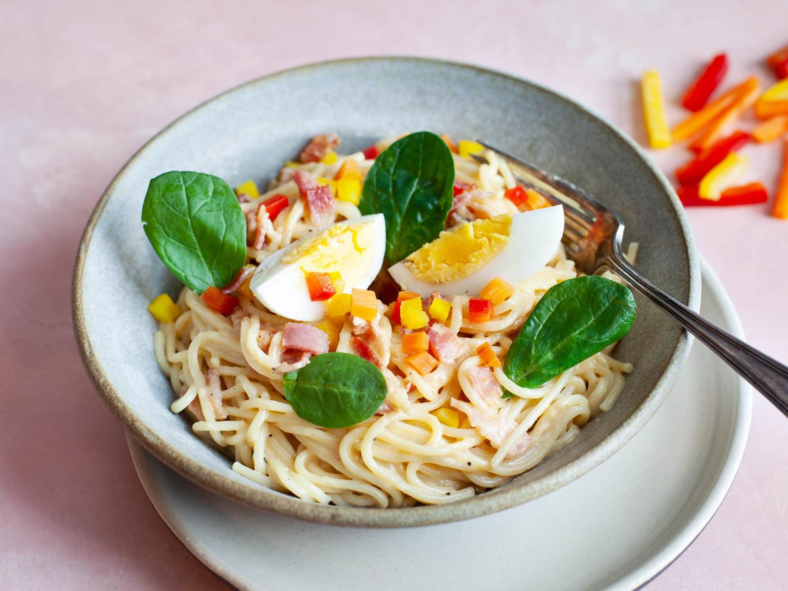 Petits œufs en nid de pâtes à la sauce au fromage - Eggs in Pasta Nests with Cheese Sauce