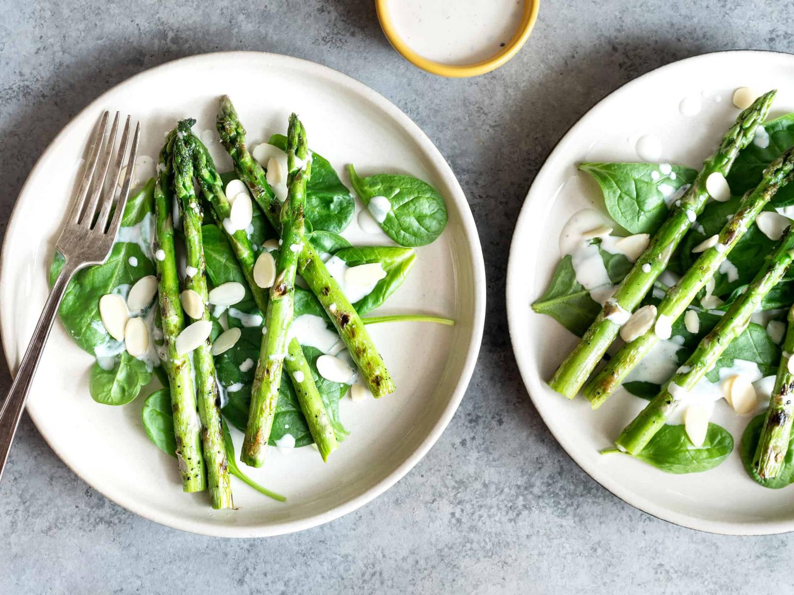 Salade chaude d’asperges, vinaigrette crémeuse au parmesan - Warm Asparagus Salad, Creamy Parmesan Dressing