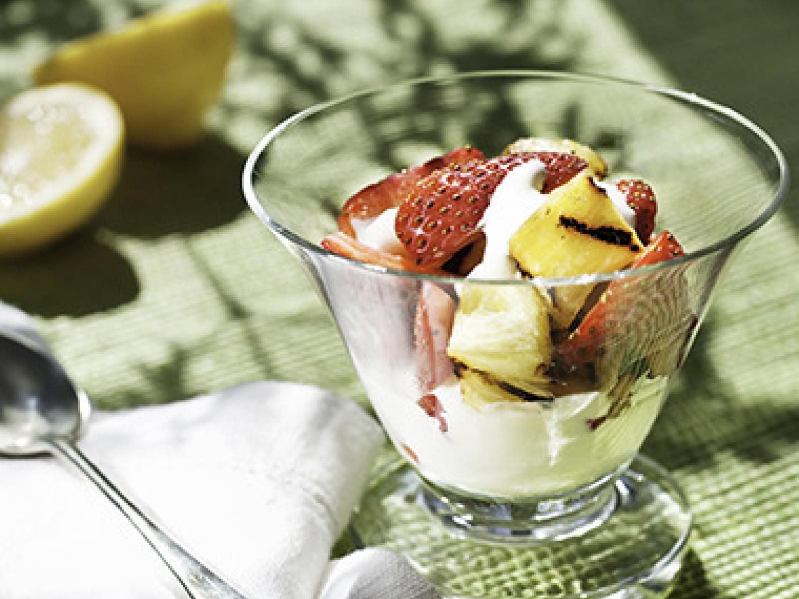 Salade d’ananas grillé, fraises et crème à la lime